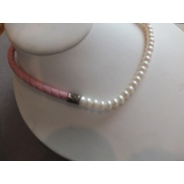 Fresh water pearls necklace with pink leather rope