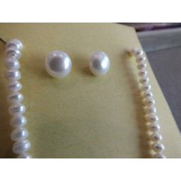 Fresh water pearls necklace and earrings with Mabe pendant