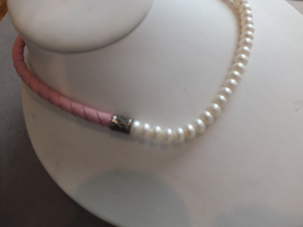 Fresh water pearls necklace with pink leather rope