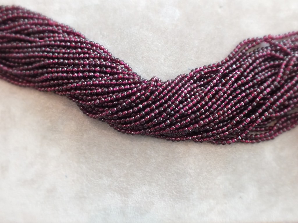 Plain round garnet strands 4 mm