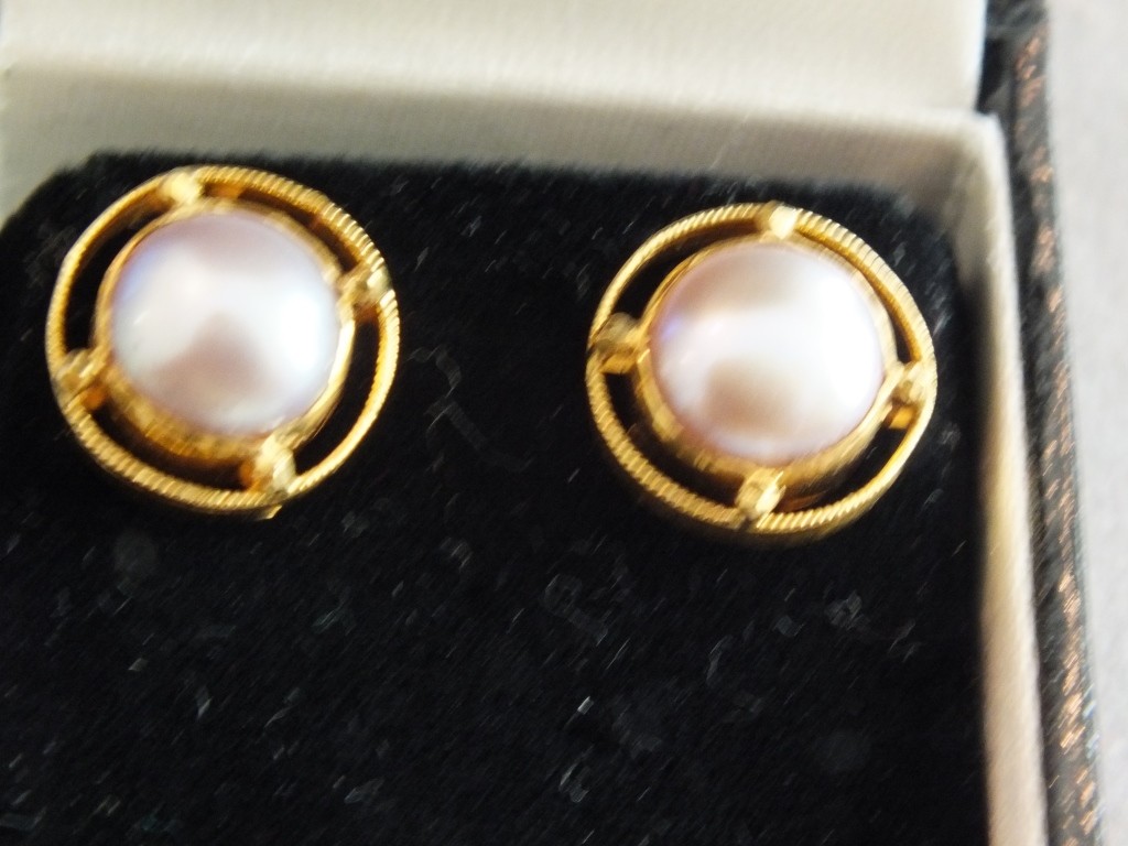 Fresh water pearl earrings with 22 ct gold mountings