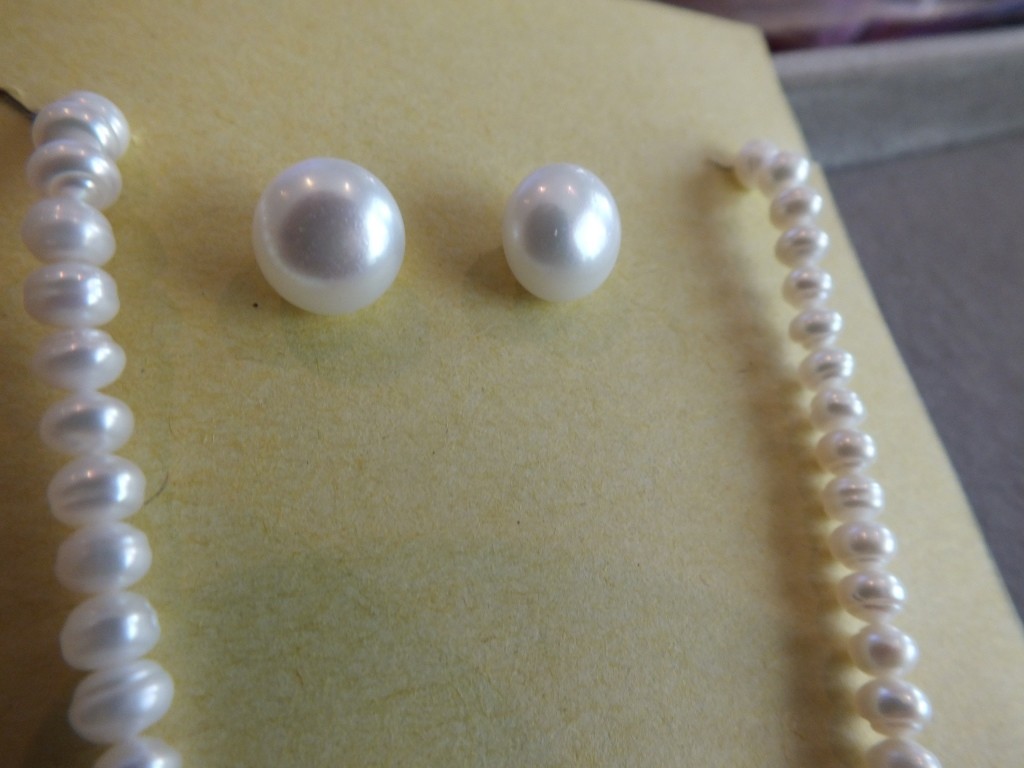 Fresh water pearls necklace and earrings with Mabe pendant